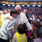 Francisco rodeado de fieles asiaticos